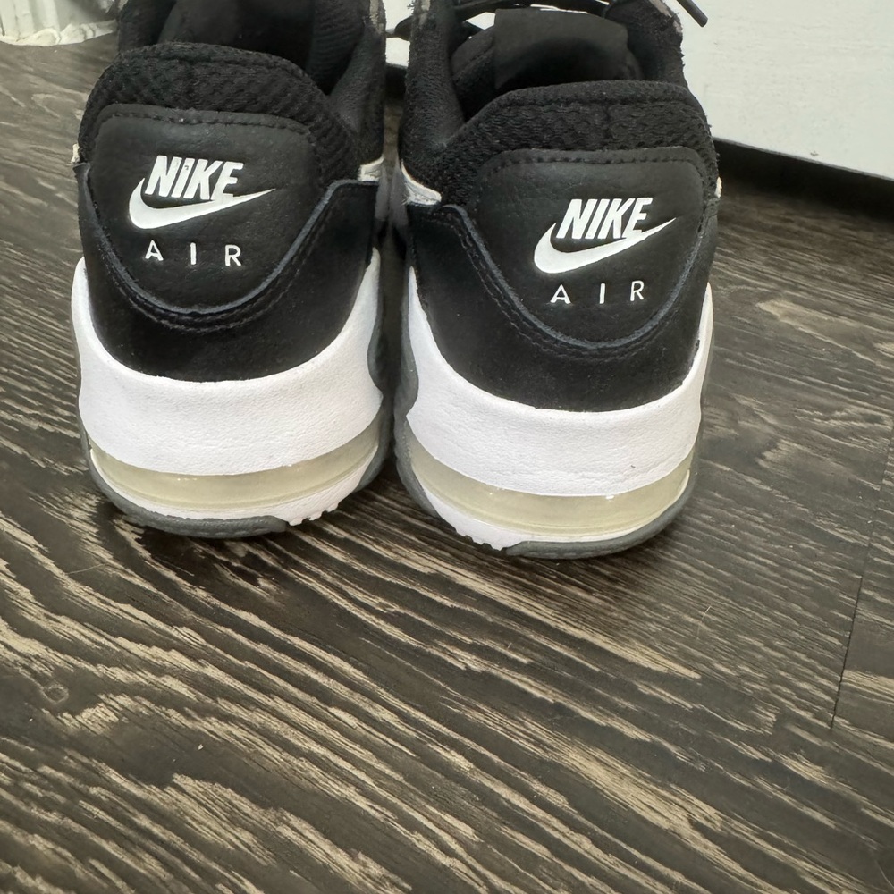 Nike Air Max Black and White Shoes - Picture 3 of 4